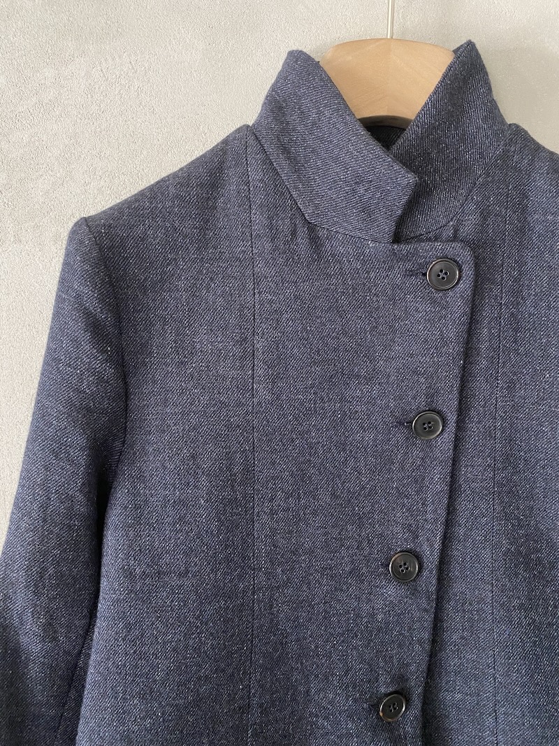 giacca monopetto blu in lino e lana con revers asimmetrico Marina Lari