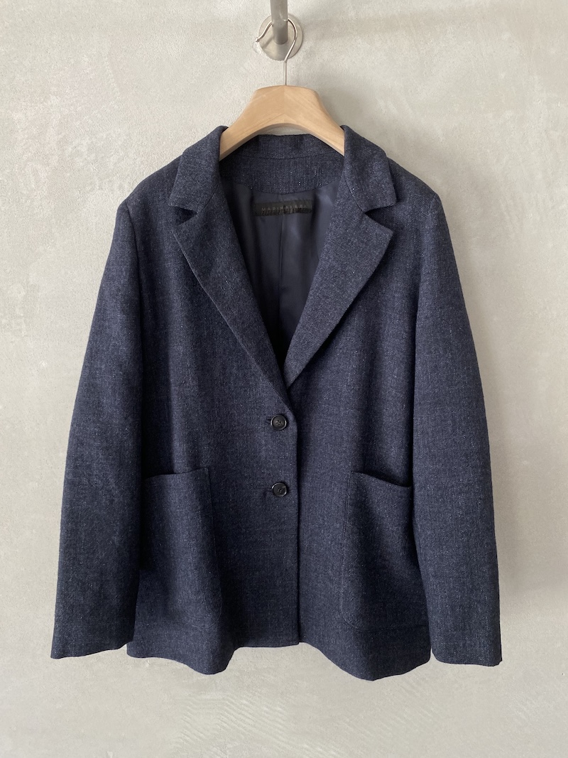 Giacca oversize blu in lino e lana, con revers classico, spalla calata e due ampie tasche applicate, Marina Lari.