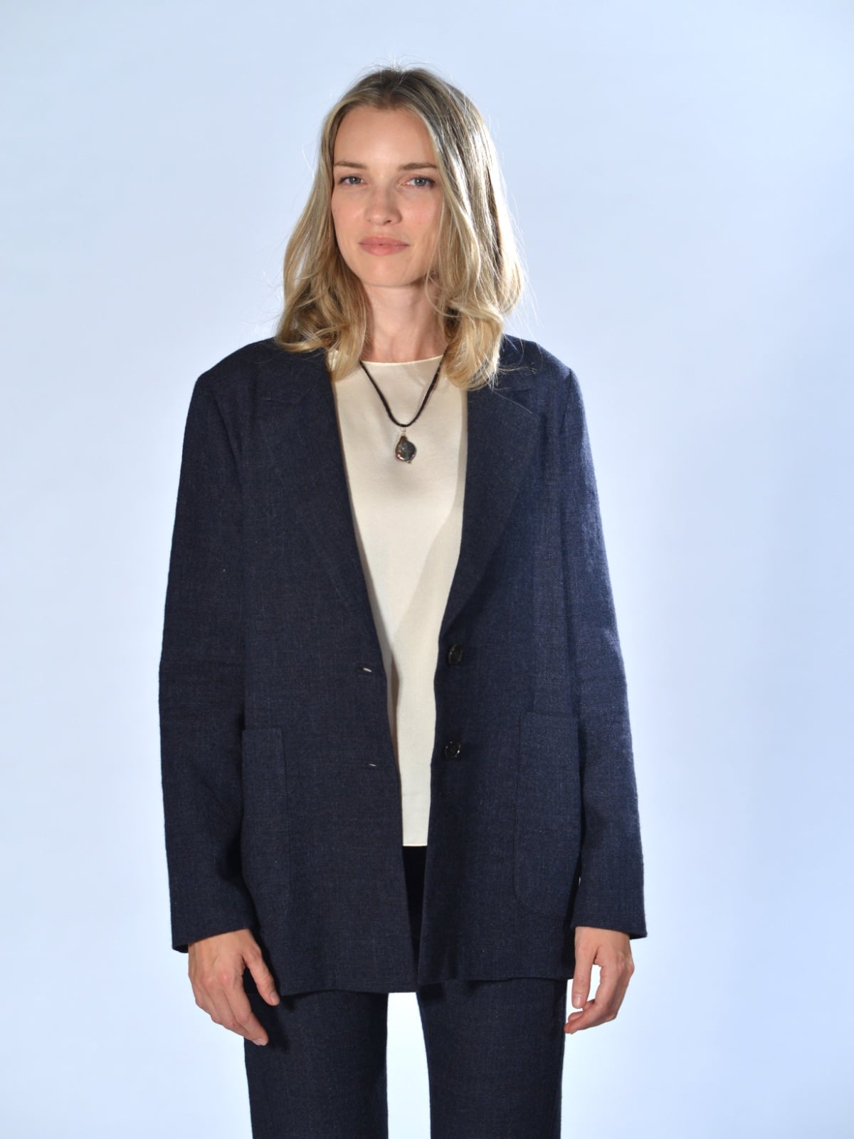 Giacca oversize blu in lino e lana, con revers classico, spalla calata e due ampie tasche applicate, Marina Lari.