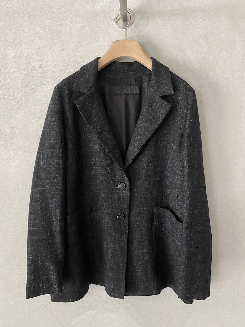 Giacca oversize nera in lino e lana, con revers classico, spalla calata e due ampie tasche applicate, Marina Lari.