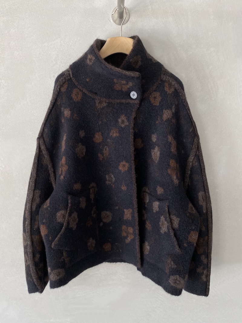 Giaccone reversibile blu oversize in maglieria, con lato floreale; lato mélange sfumato e collo alto asimmetrico, Boboutic.