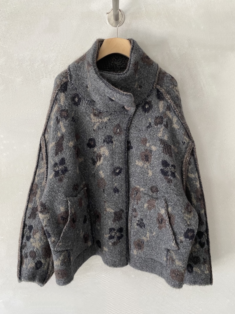 Giaccone reversibile grigio oversize in maglieria, con lato floreale, lato mélange sfumato e collo alto asimmetrico, Boboutic.