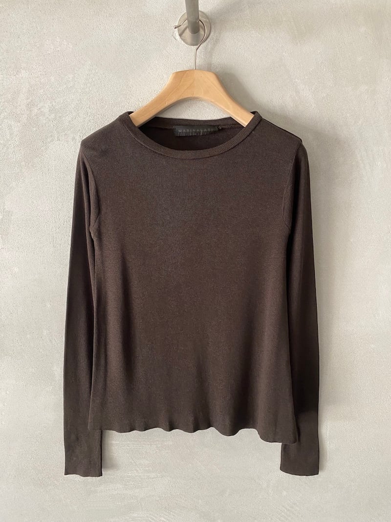 Maglia aderente marrone in jersey di seta a coste sottili, con scollo tondo e maniche lunghe, Marina Lari.