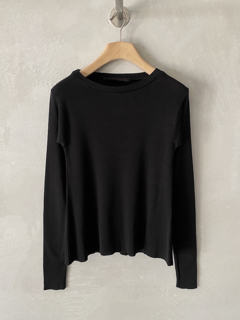 Maglia aderente nera in jersey di seta a coste sottili, con scollo tondo e maniche lunghe, Marina Lari.