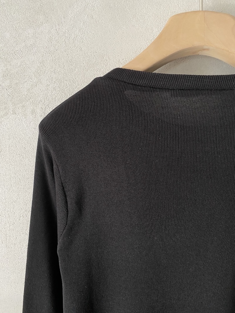 maglia aderente nera in jersey di seta a coste sottili Marina Lari