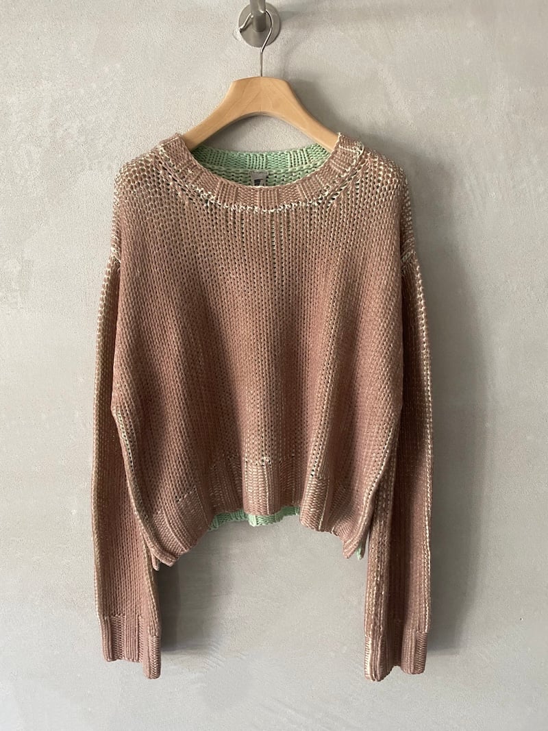 Maglia beige over boxy in lana e cashmere, con doppia tintura a mano, effetto bicolore e lavorazione a maglia aperta, Alessandro Aste.
