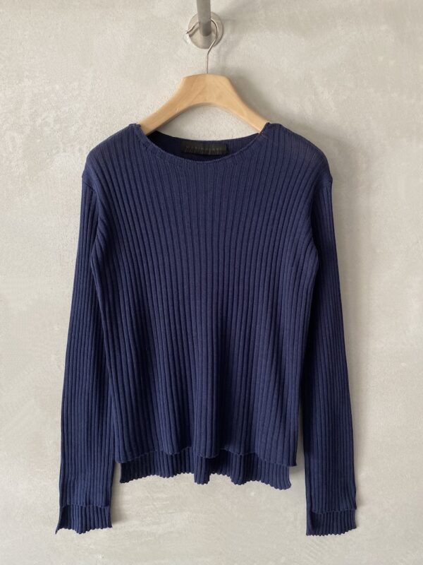 Blue silk sweater with vertical ribs, round neckline, cuffs with slits and longer hem at the back, Marina Lari.