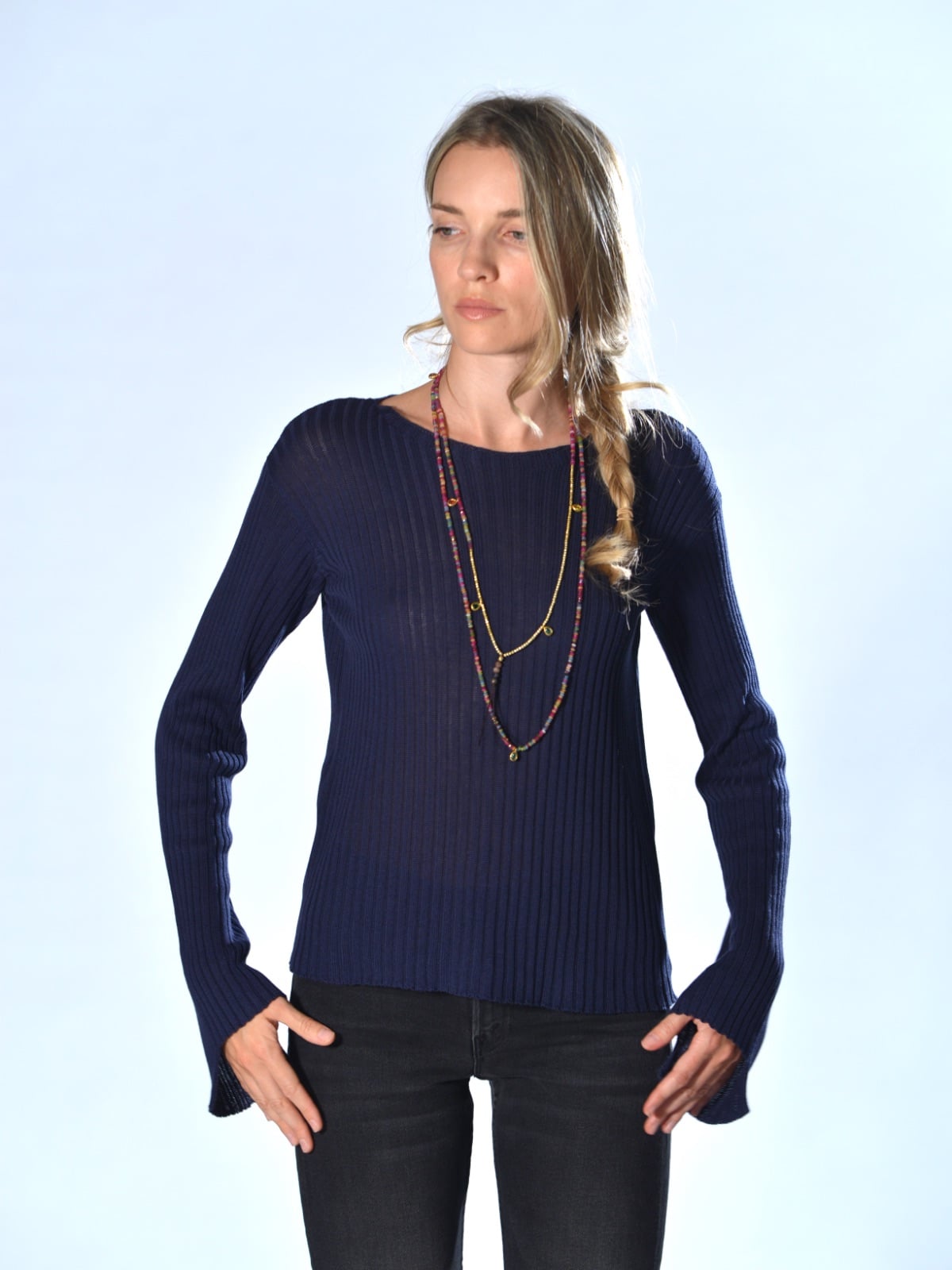Maglia blu in seta a coste verticali, con scollo tondo, polsi con spacco e fondo più lungo sul dietro, Marina Lari.
