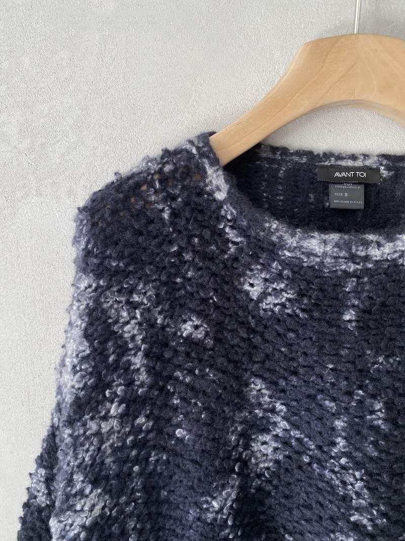 maglia blu scuro over boxy in cashmere e seta bouclè Avant Toi