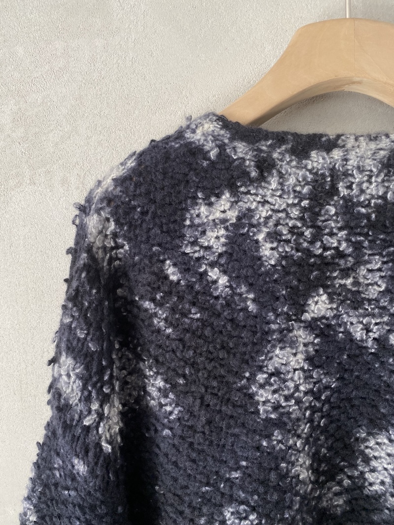 maglia blu scuro over boxy in cashmere e seta bouclè Avant Toi