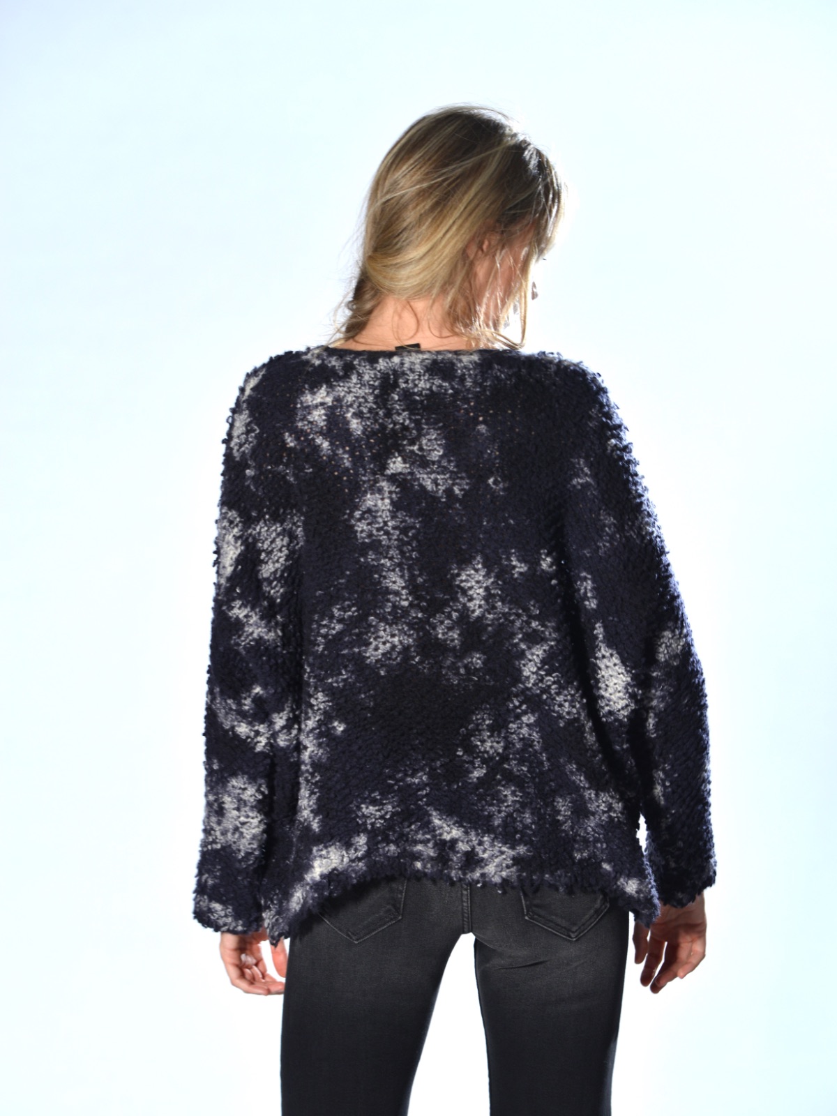 maglia blu scuro over boxy in cashmere e seta bouclè Avant Toi 2