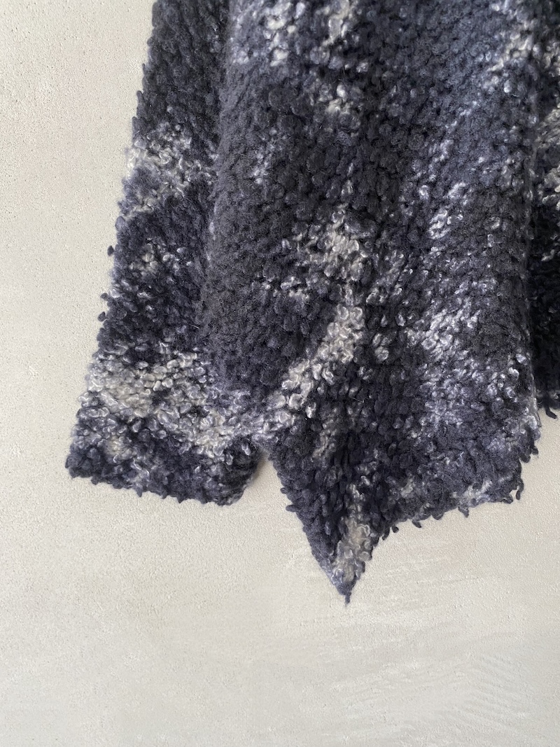 maglia blu scuro over boxy in cashmere e seta bouclè Avant Toi