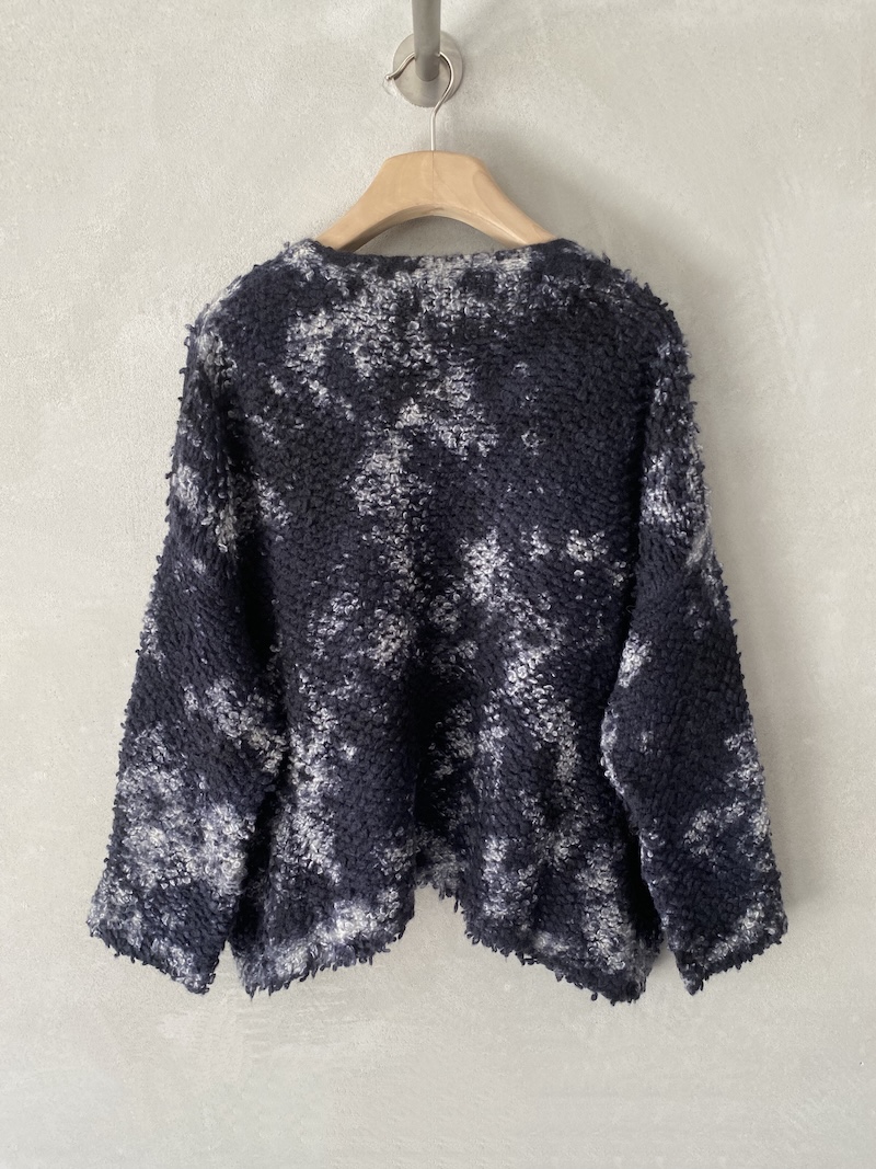 maglia blu scuro over boxy in cashmere e seta bouclè Avant Toi