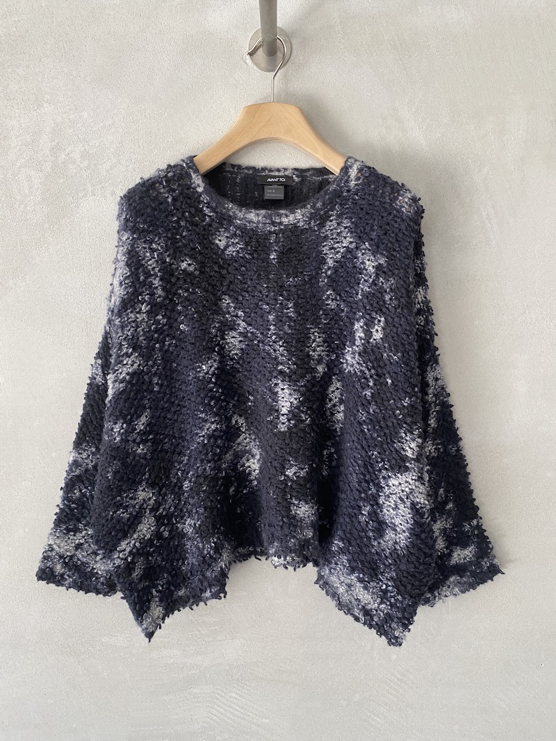 maglia blu scuro over boxy in cashmere e seta bouclè Avant Toi Maglia blu scuro over boxy in cashmere e seta bouclé, dipinta a mano con effetto sfumato, spalla calata e maniche ampie, Avant Toi.