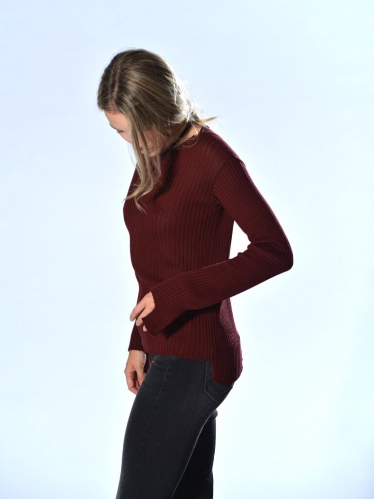 maglia bordeaux in seta a coste verticali con fondo piu lungo dietro Marina Lari 1