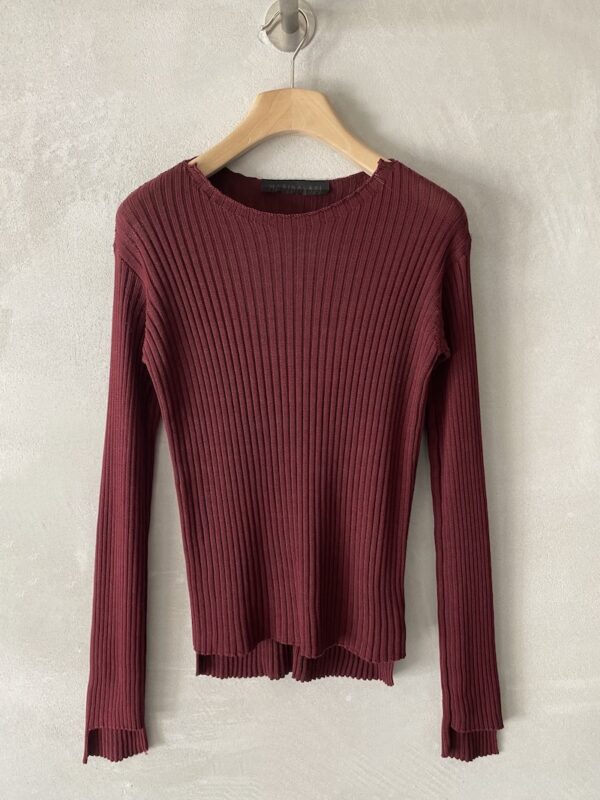 Burgundy silk sweater with vertical ribbing, round neckline, cuffs with slits and longer hem at the back, Marina Lari.