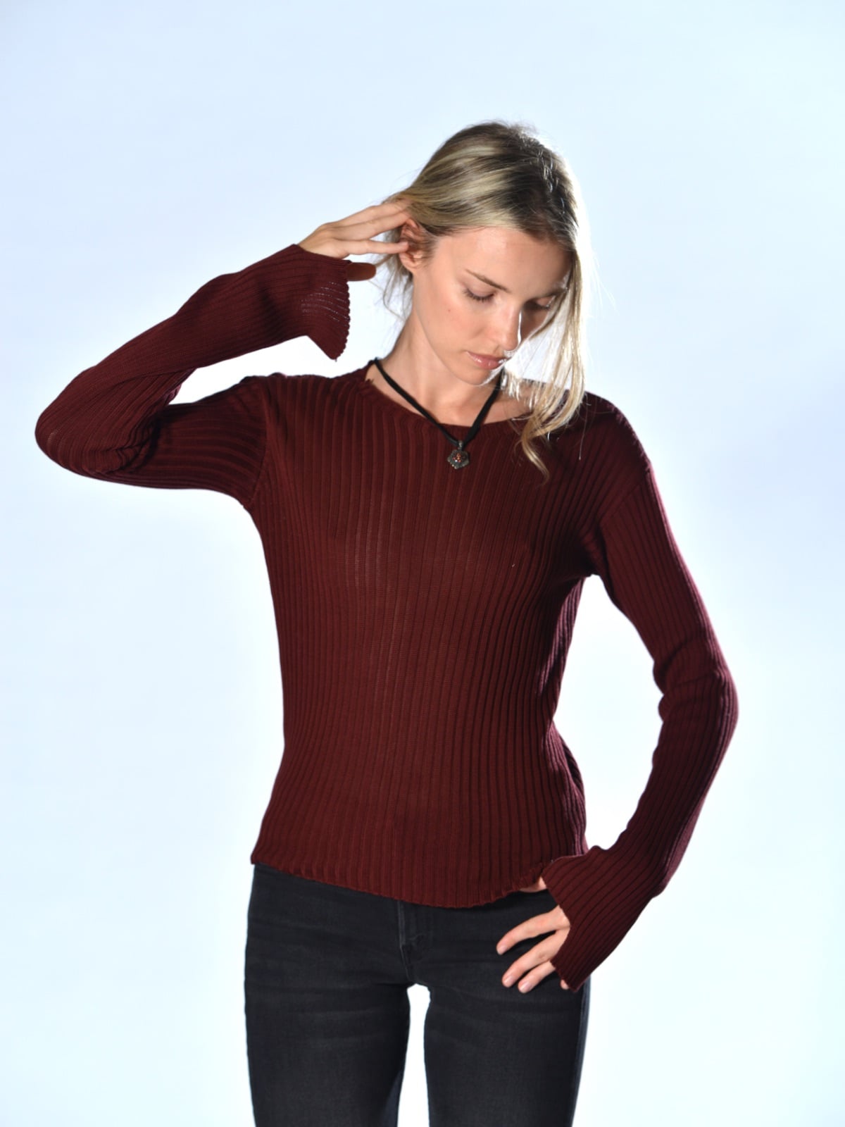 Maglia bordeaux in seta a coste verticali, con scollo tondo, polsi con spacco e fondo più lungo sul dietro, Marina Lari.