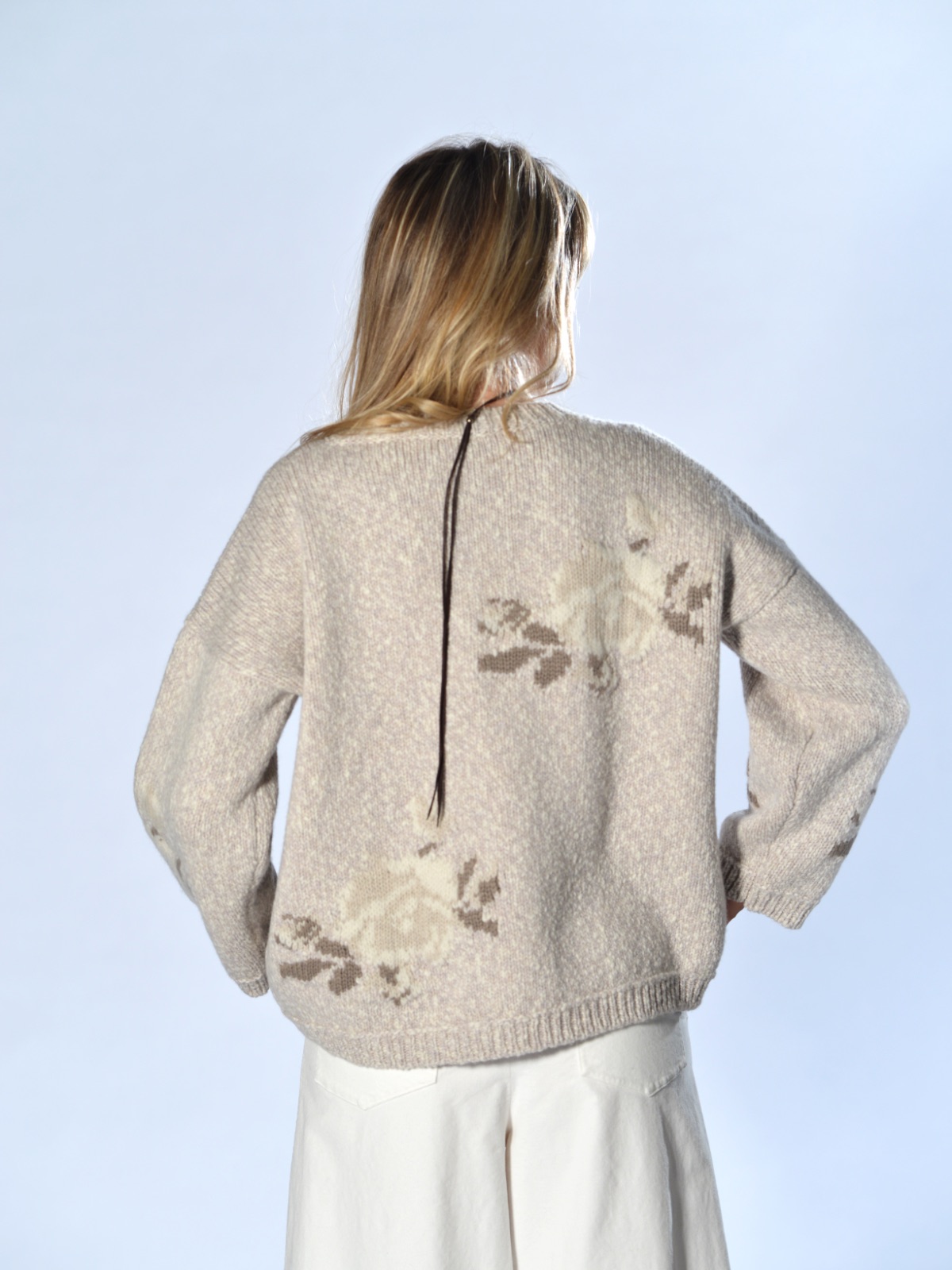 maglia boxy bianca in lana merino con intarsi floreali Marina Lari 2