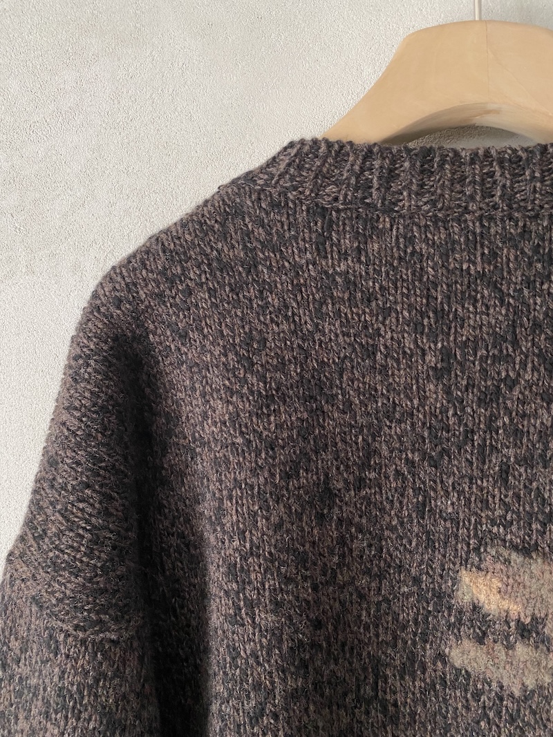 maglia boxy marrone in lana merino con intarsi floreali Marina Lari