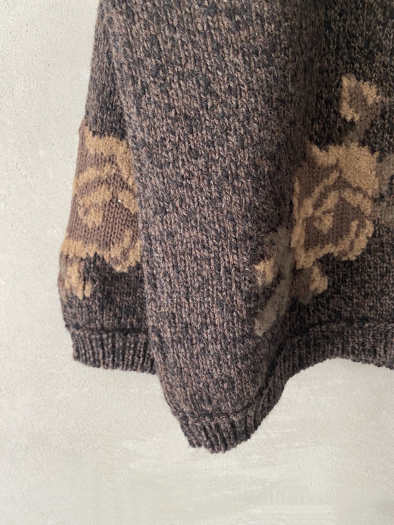 maglia boxy marrone in lana merino con intarsi floreali Marina Lari