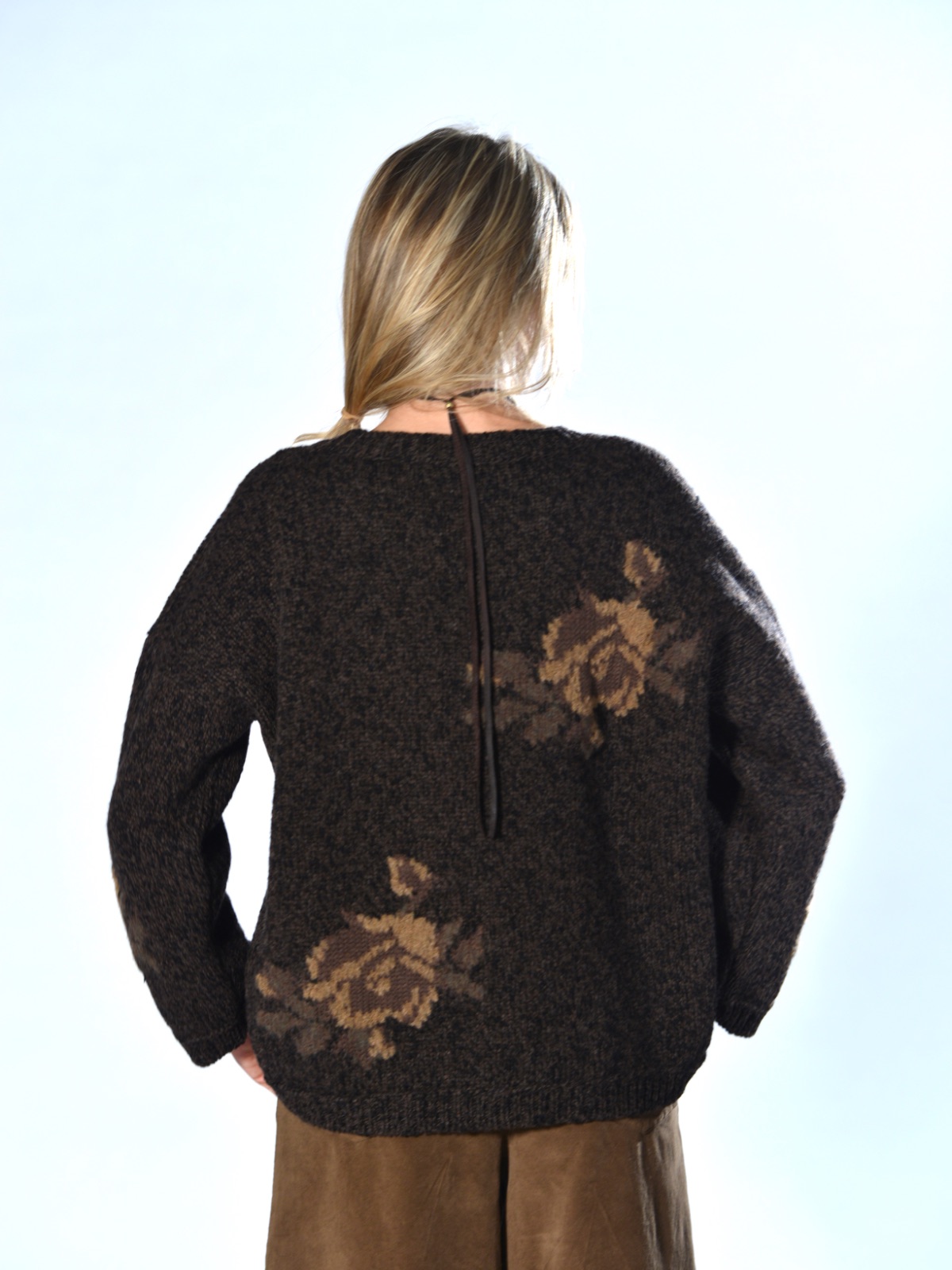 maglia boxy marrone in lana merino con intarsi floreali Marina Lari 2