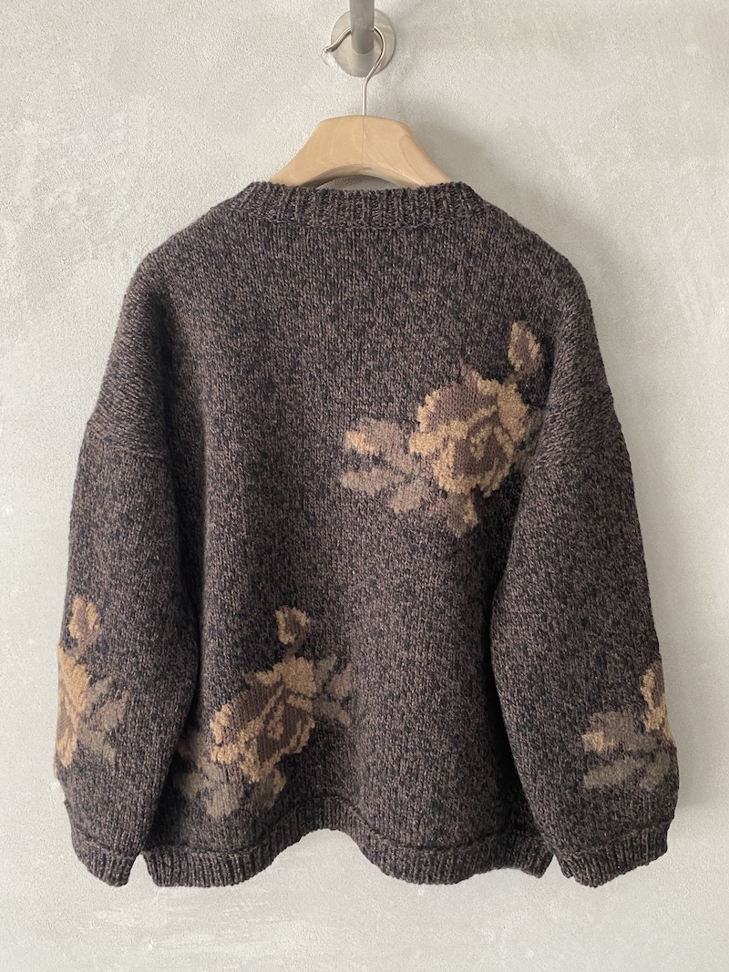 maglia boxy marrone in lana merino con intarsi floreali Marina Lari