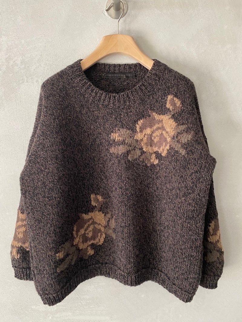 Maglia boxy marrone in lana merino chiné, con intarsi floreali a contrasto, spalla calata e vestibilità over, Marina Lari.