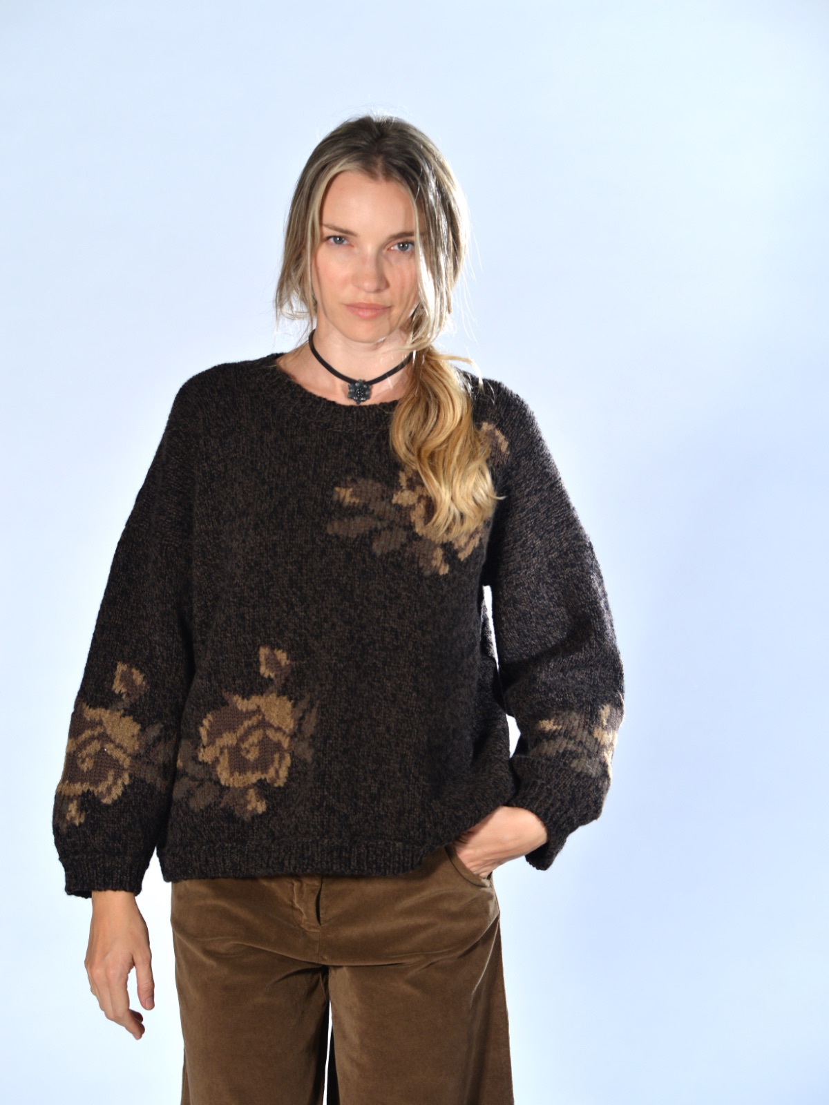 Maglia boxy marrone in lana merino chiné, con intarsi floreali a contrasto, spalla calata e vestibilità over, Marina Lari.