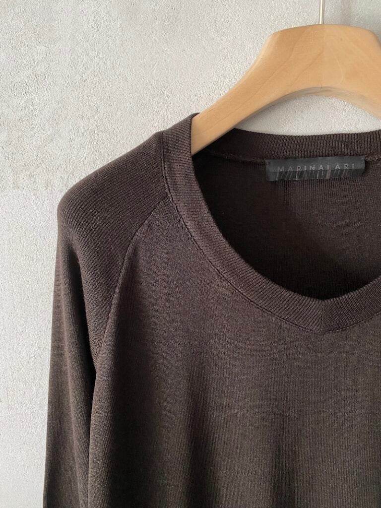 maglia marrone in jersey di seta con scollo a V Marina Lari 2