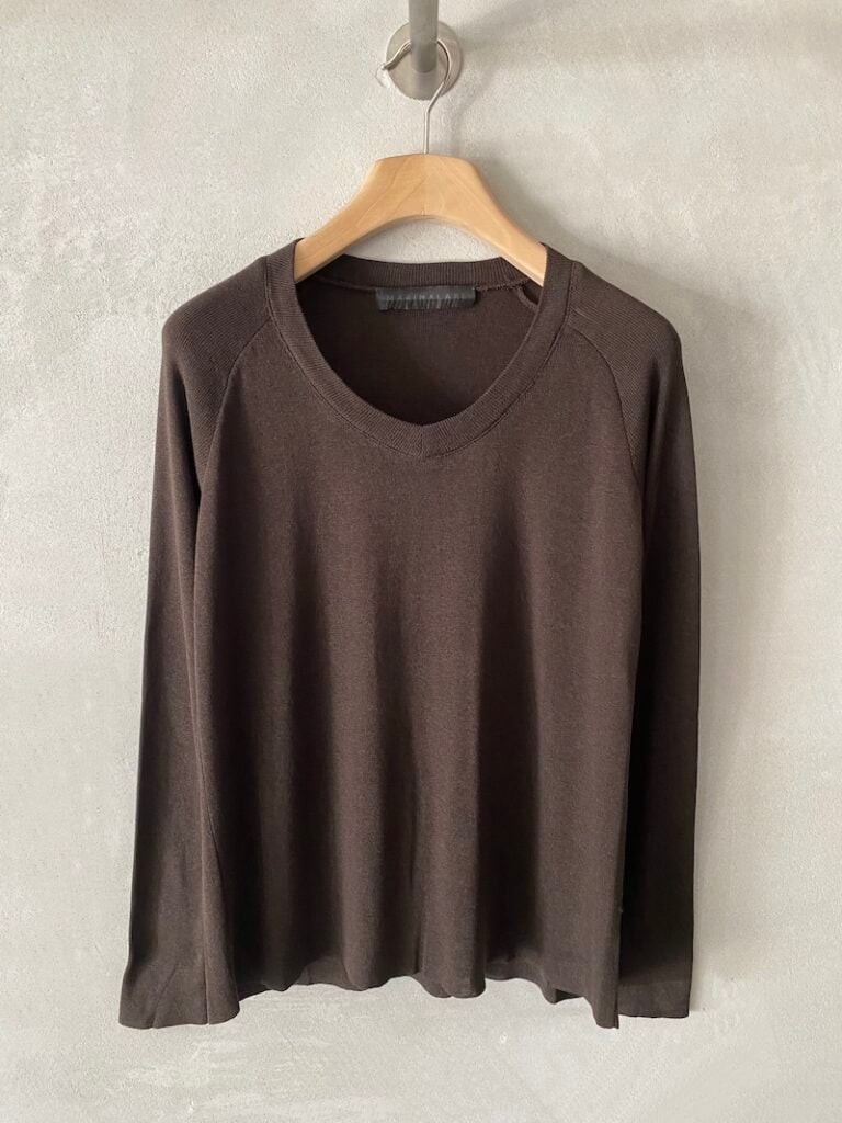 maglia marrone in jersey di seta con scollo a V Marina Lari 4