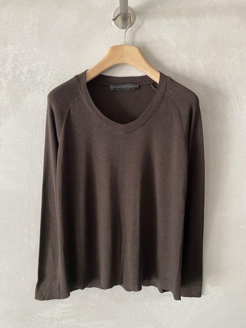 Maglia marrone in jersey di seta, con scollo a V, profilo a coste, maniche lunghe e giro manica semiraglan, Marina Lari.