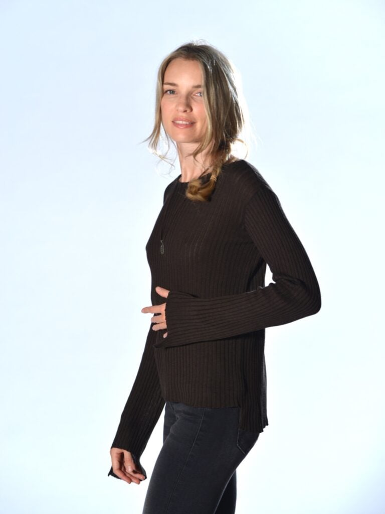 maglia marrone in seta a coste verticali con fondo piu lungo dietro Marina Lari 1
