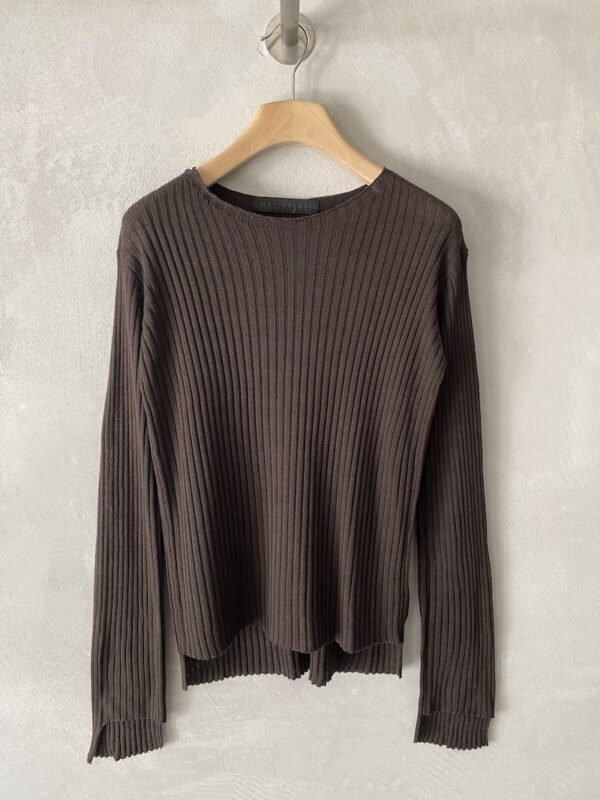 Brown silk sweater with vertical ribs, round neckline, slit cuffs and longer hem at the back, Marina Lari.