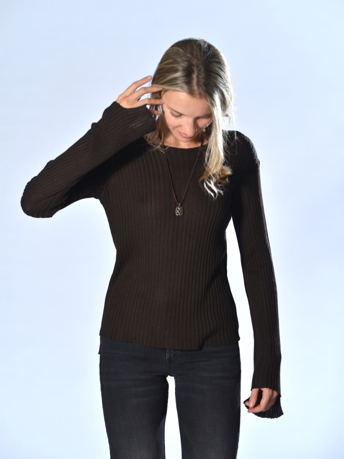 Maglia marrone in seta a coste verticali, con scollo tondo, polsi con spacco e fondo più lungo sul dietro, Marina Lari.