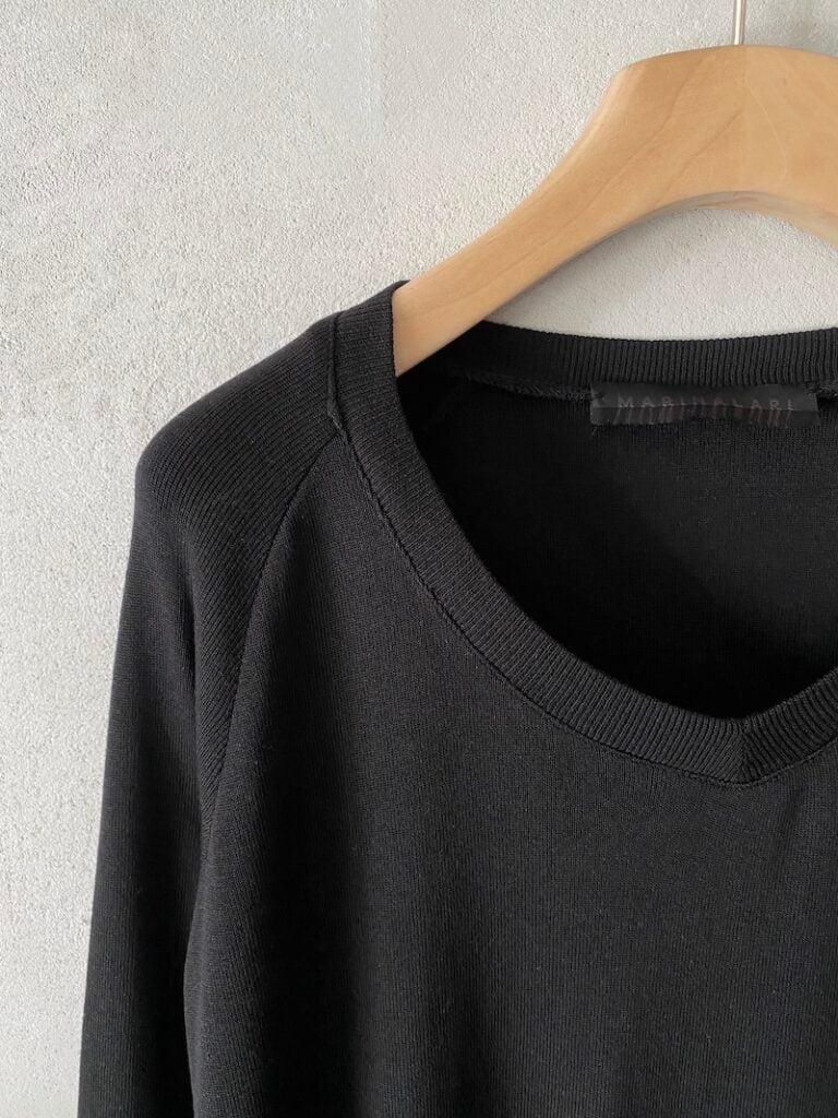 maglia nera in jersey di seta con scollo a V Marina Lari 1
