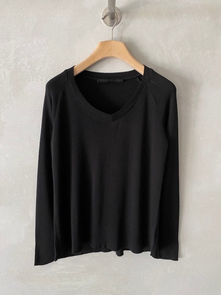 maglia nera in jersey di seta con scollo a V Marina Lari 2