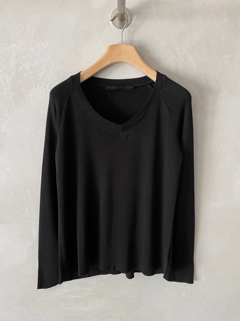 Maglia nera in jersey di seta, con scollo a V, profilo a coste, maniche lunghe e giro manica semiraglan, Marina Lari.
