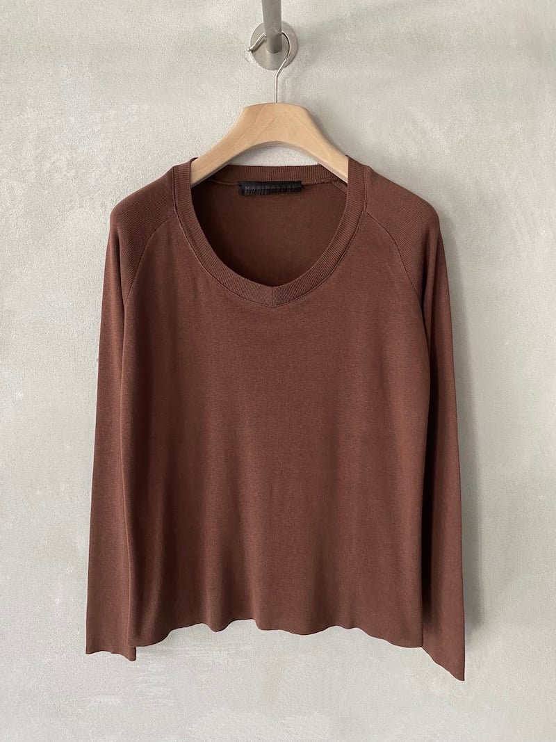 Maglia ruggine in jersey di seta, con scollo a V, profilo a coste, maniche lunghe e giro manica semiraglan, Marina Lari.