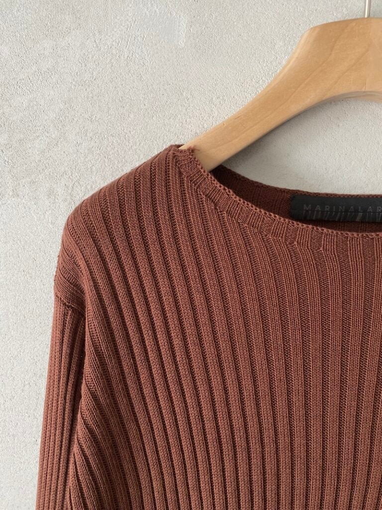 maglia ruggine in seta a coste verticali con fondo piu lungo dietro Marina Lari 2