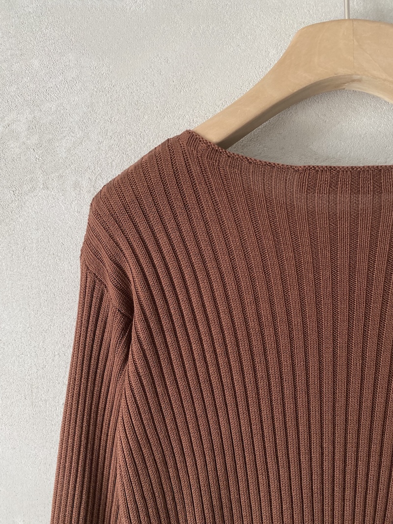 maglia ruggine in seta a coste verticali con fondo più lungo dietro Marina Lari