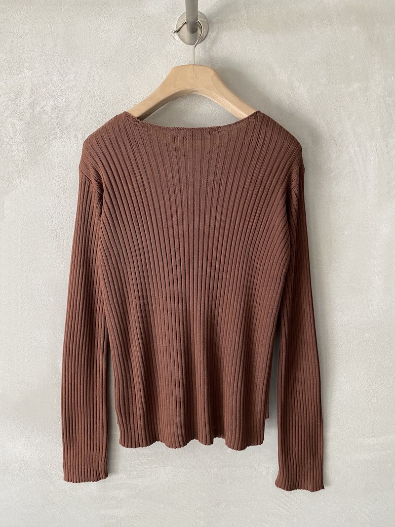 maglia ruggine in seta a coste verticali con fondo più lungo dietro Marina Lari