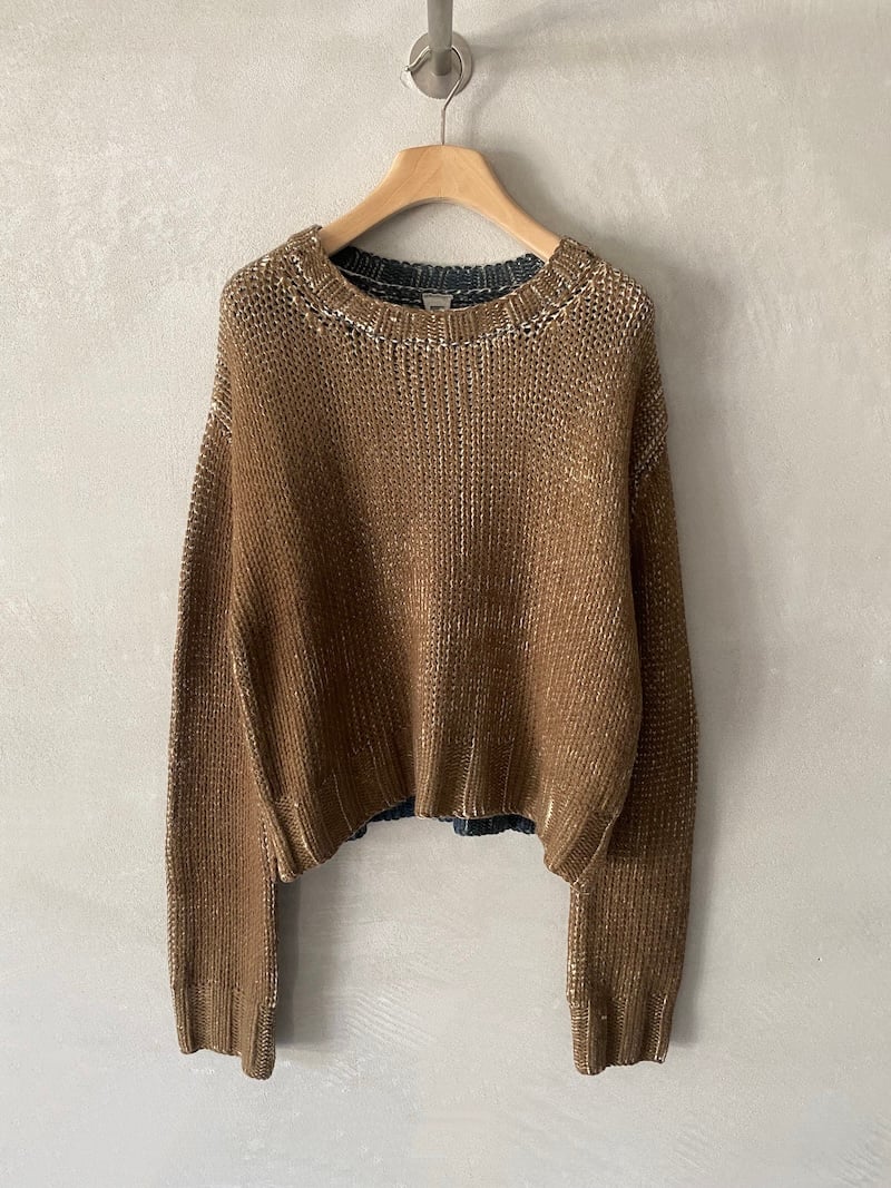 Maglia senape over boxy in lana e cashmere, con doppia tintura a mano, effetto bicolore e lavorazione a maglia aperta, Alessandro Aste.