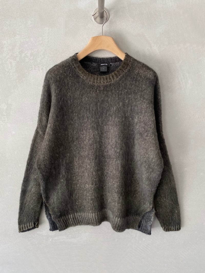 Maglione verde muschio over in cashmere e seta dipinto a mano, con ampio scollo tondo, spalla calata e spacchi laterali, Avant Toi.