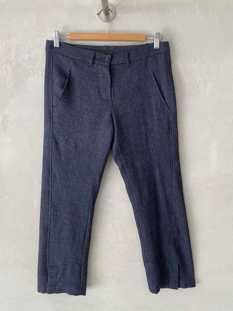 Pantaloni blu a vita bassa in lino e lana, con lunghezza alla caviglia, tasche oblique e spacchi al fondo, Marina Lari.