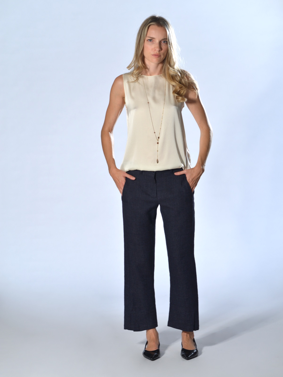 Pantaloni blu a vita bassa in lino e lana, con lunghezza alla caviglia, tasche oblique e spacchi al fondo, Marina Lari.