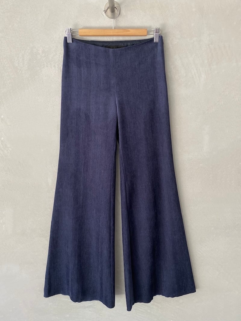 Pantaloni blu aderenti a zampa in tessuto spigato elasticizzato, con vita media, zip laterale invisibile e orlo a taglio vivo, Marina Lari.