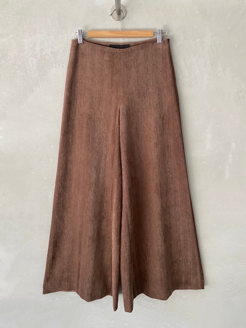 Pantaloni marrone rosato a gamba larga in tessuto spigato elasticizzato, con vita normale, chiusura laterale e linea svasata, Marina Lari.