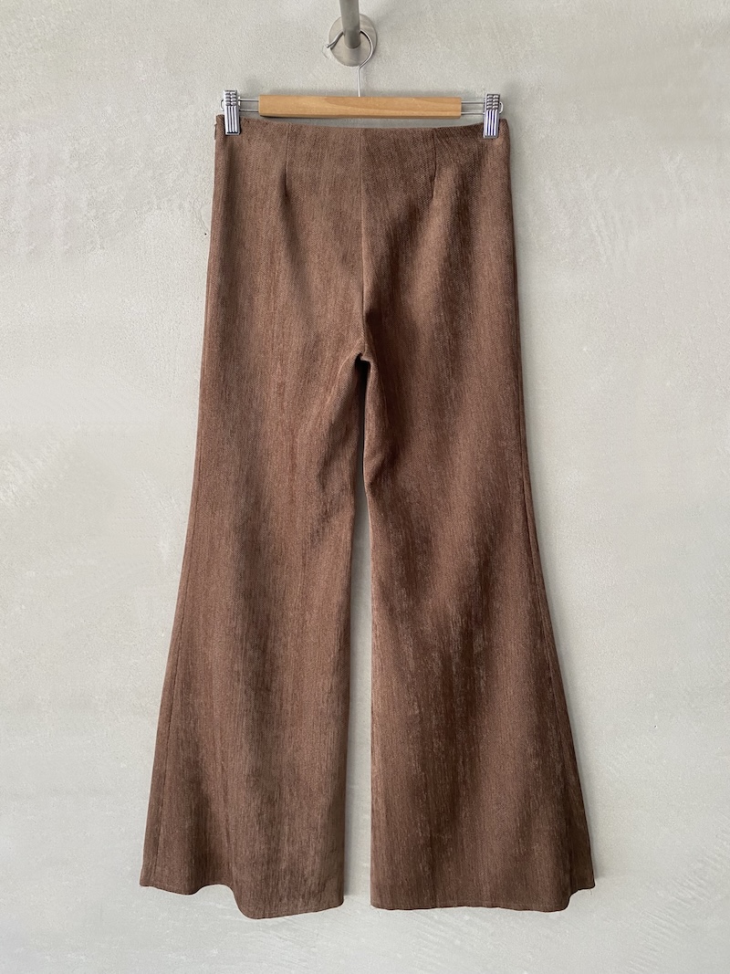 pantaloni marrone rosato a zampa in tessuto spigato elasticizzato Marina Lari