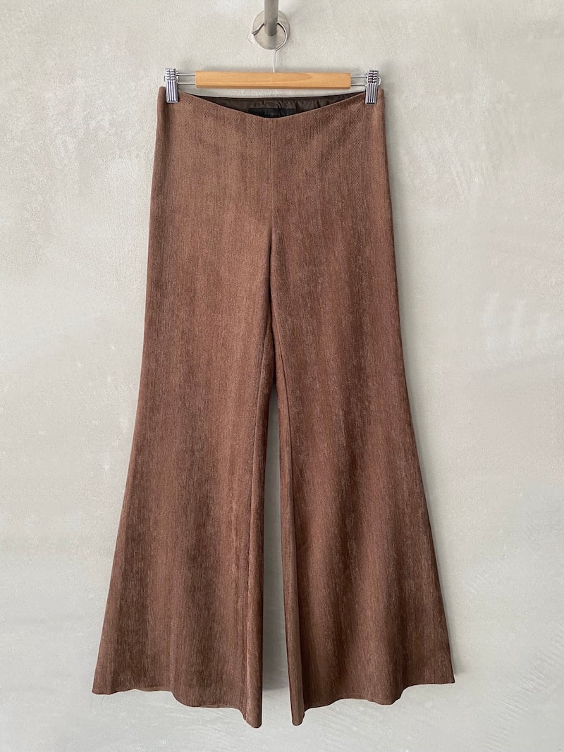 Pantaloni marrone rosato aderenti a zampa in tessuto spigato elasticizzato, con vita media, zip laterale invisibile e orlo a taglio vivo, Marina Lari.
