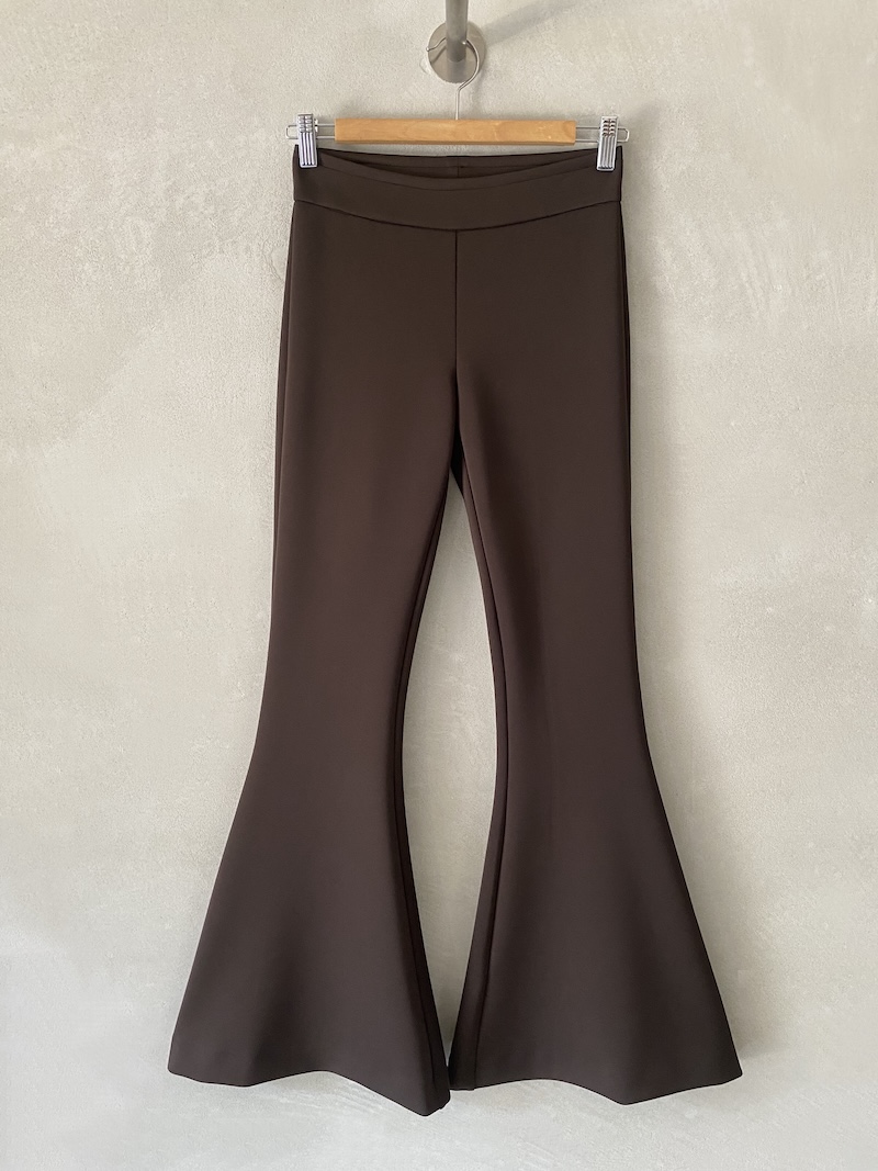 Pantaloni marroni a campana in tessuto tecnico elasticizzato, con vita alta, fascia con elastico interno e fondo ampiamente svasato, Marina Lari.